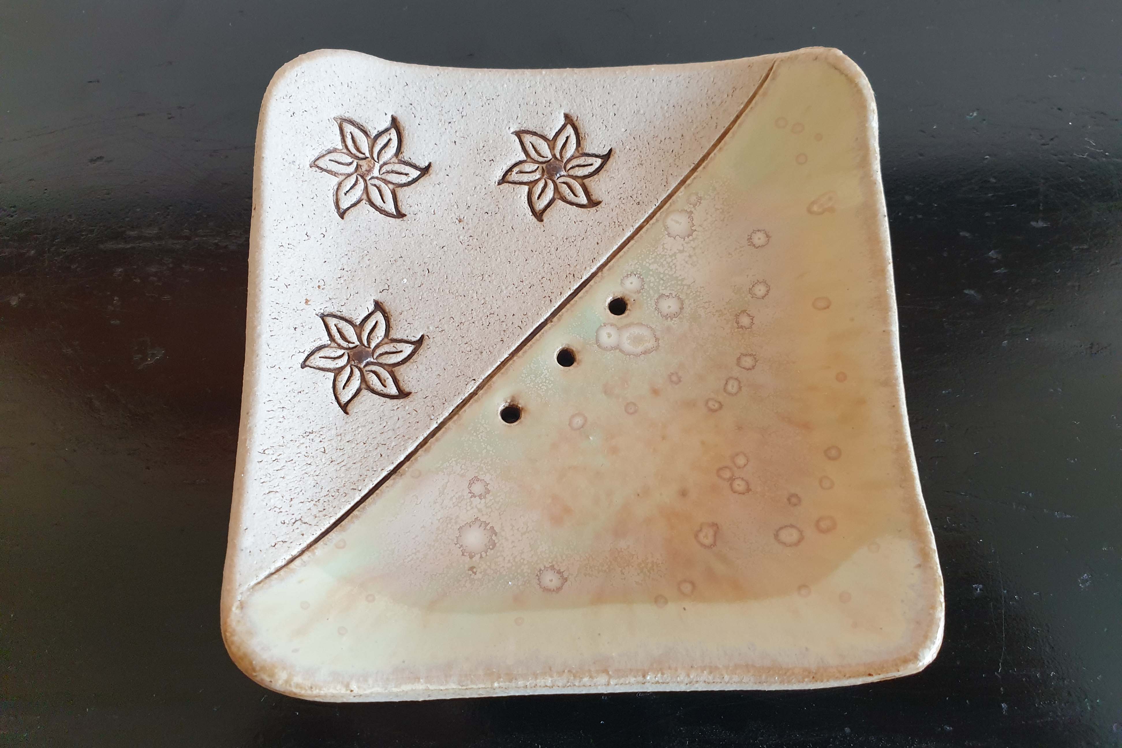 Getöpferte Seifenschale (quadratisch)